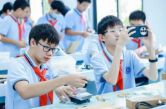 校园启动学生们归纳运用化学物理生物等学科常识打开实践