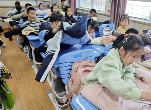 学子的身影正以理想为帆以知识为桨汇入奔涌的年代浪潮