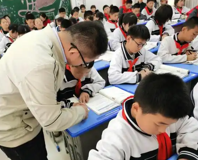 数据洞察对课程内容教育方法和评估系统进行系统性优化