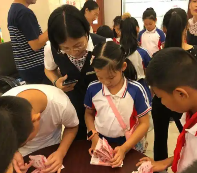 在学生们心中播下理性消费尊重劳作与规划未来的种子