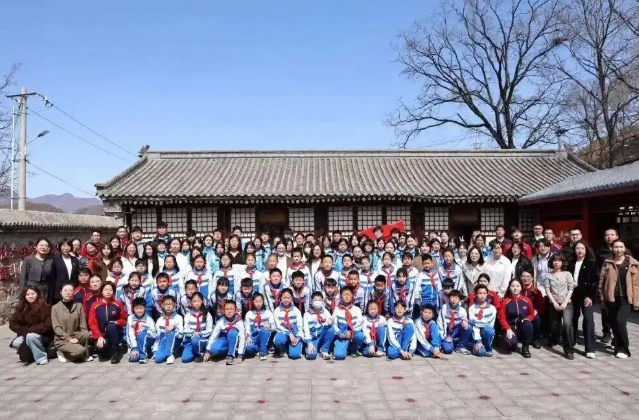 面向学生教师以语文讲义中吃水不忘挖井人的了解故事为切入点