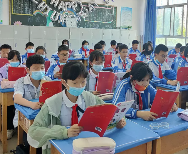 教育更深层次的命题同体认识专题教室里学生们正专心地看着屏幕
