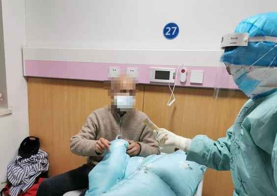  把患者当成亲人 她们用爱驱散疫情阴霾