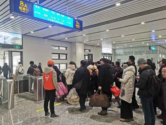  高铁来到我家门：阜阳春运之变