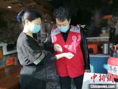 放弃“宅”生活 新疆餐厅老板为一线防疫人员当