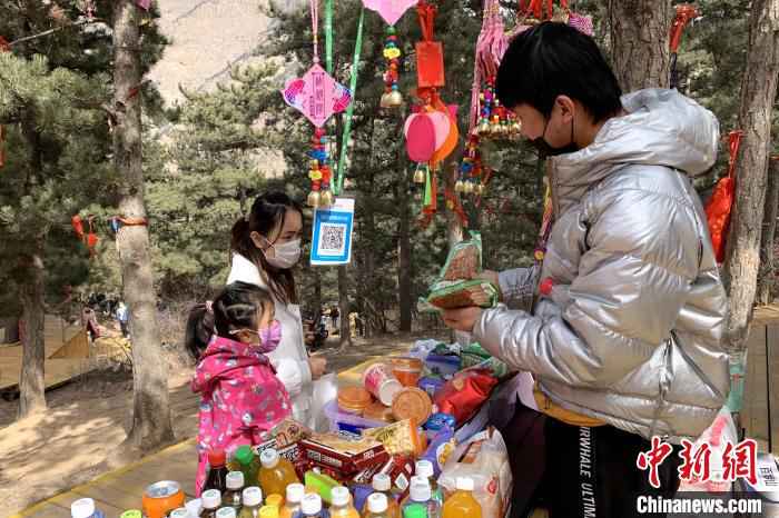  贺兰山间春风起 游客理性踏青游