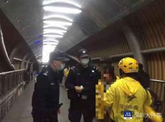 深圳女子患抑郁冲天桥要轻生，一名女外卖员及
