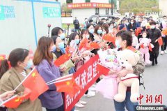 去时千山雪归来万里春 浙江义乌援湖北白衣战士