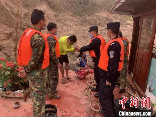  中老协作在湄公河上成功救援老挝遇险货船